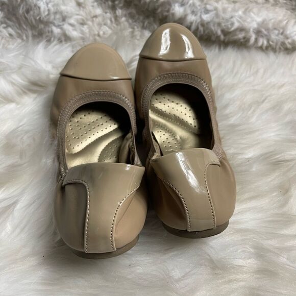Dexflex Comfort synthetic leather beige and patent slip on flats size 7 - Picture 4 of 10
